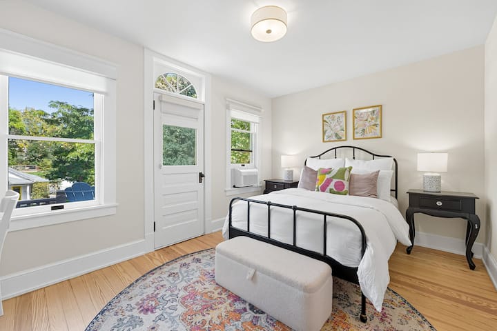 تقع غرفة النوم 2 في الطابق الثاني وتتميز بنوافذ كبيرة وإمكانية الوصول إلى شرفة خاصة ووفرة من الضوء الطبيعي 