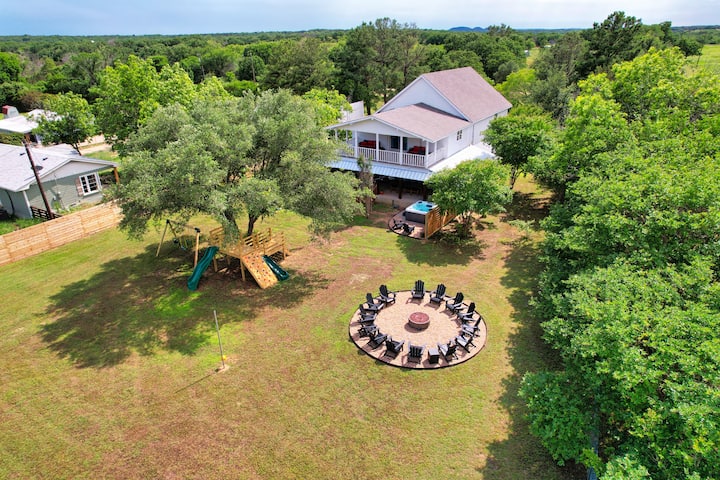 Hottub, Treehouse, Yard Games, Speakeasy, Firepit - Lake Whitney, TX