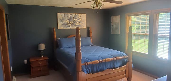 Hiki ndicho chumba kikuu cha kulala.  Ina stendi ya usiku, kabati la kujipambia na kabati la nguo.