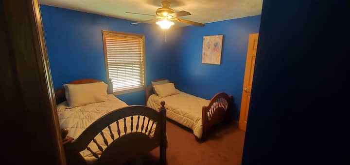 Hiki ni chumba cha "watoto" chenye vitanda viwili vya mapacha (vitanda vitatosha watu wazima au watoto).  Kwa sasa hakuna kabati la nguo lakini kuna meza ya kuweka vitu karibu na kitanda na kabati lenye viango na rafu ndani.  