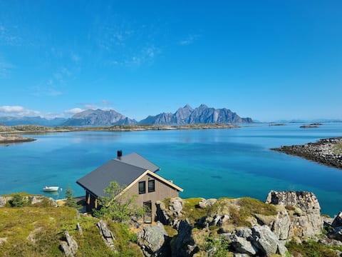 Exclusive Waterfront Cabin by the Beach in Lofoten