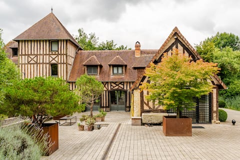 Exceptional Manor with Pool, Sauna and Park