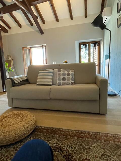 Proprietà Airbnb di successo: Cozy Lesa apartment a Lesa