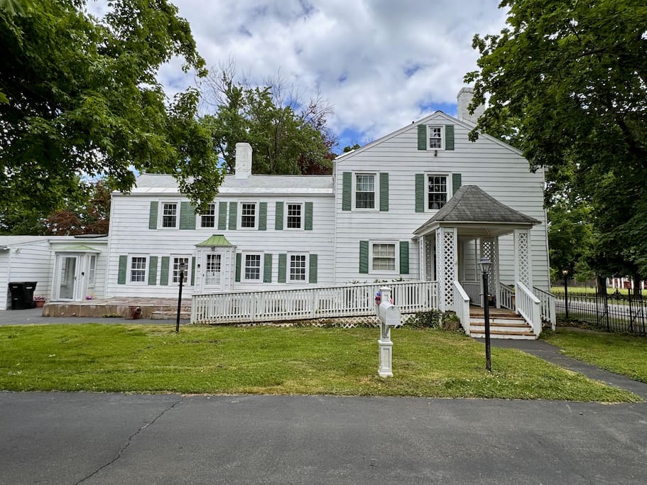 Airbnb Charming  Riverfront Mansion: The Powers House