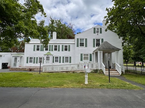 Charming Riverfront 4BR Flat