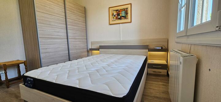 ・1階の寝室 
Matelas Neuf
Armoire Volet etc...