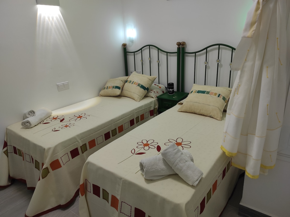 Две легла 80x180, които могат да бъдат сглобени, ако желаете 