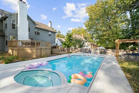 Big Pool, Hot Tub & Gym at Spacious 5 Bedroom Home