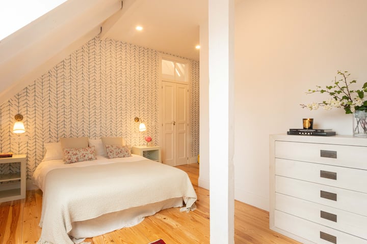 Preciosa y amplia habitación con una cama doble y una cama nido para otras dos personas. Baño privado y zona de vestidor. Maravillosa luz por la mañana y por la tarde con privilegiadas vistas al monte Cuera. 
