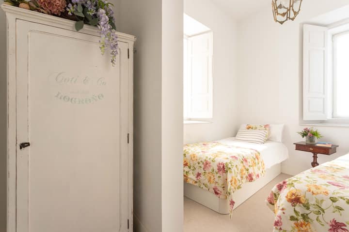 Dormitorio de 2 camas individuales en la planta principal / baja de la casa. Preciosas vistas al mar, zona de vestidor y baño privado.  
