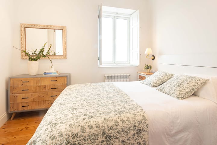 Preciosa habitación doble con vistas integrales al mar y al puerto de Llanes. Cuenta con una pequeña zona de vestidor y comparte con otra habitación el baño del pasillo.  