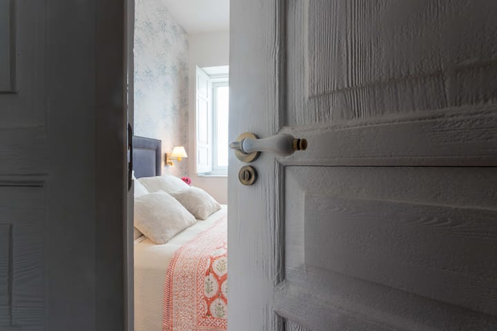 Increíble habitación de matrimonio con amplísimo vestido y baño privado. Todas sus ventanas dan íntegramente al mar. 