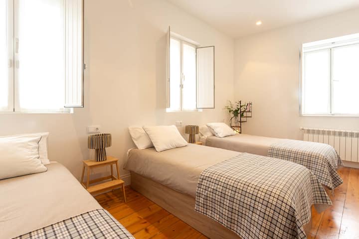 Preciosa habitación de 3 camas con 3 armarios individuales, ideal para niños y mayores. Con sus tres grandes ventanas, tiene una luz maravillosa desde por la mañana a por la tarde. 