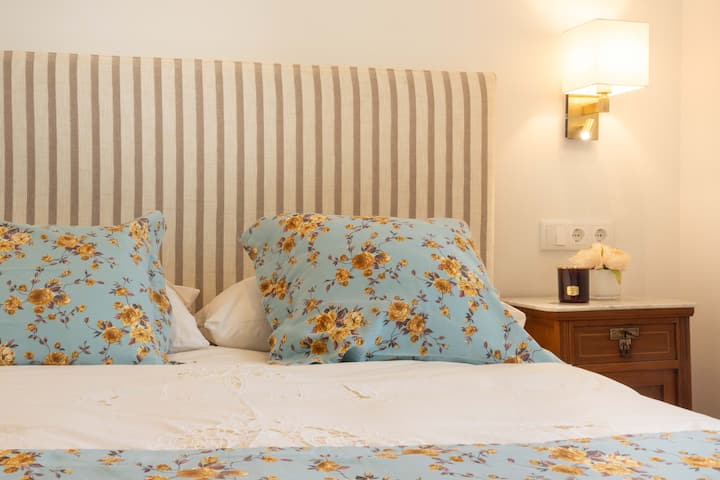 Preciosa habitación doble con únicas y absolutas vistas al mar. Amplio armario y cómoda para guardar la ropa. Baño compartido con otra habitación en el pasillo. Ideal para una pareja. 