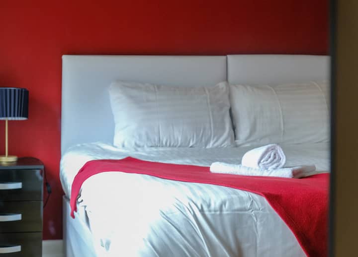 Otkrijte spokoj u našem pažljivo uređenom smještaju u spavaćoj sobi u kojem vas privlači svježa posteljina i mekani ručnici da se opustite i uživate u potpunom opuštanju.



