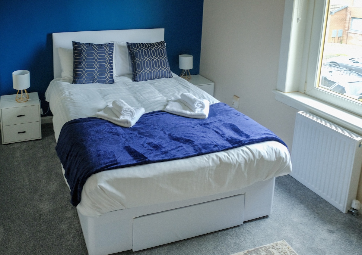 اكتشف الصفاء في منتجع غرفة النوم المصمم بعناية، حيث تجذبك البياضات الجديدة والمناشف الفخمة للاسترخاء واحتضان الاسترخاء النقي.



