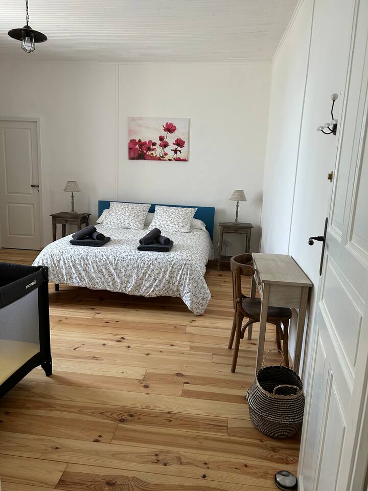 1 manželská posteľ, veľkosť Queen 160 cm x 200 cm.
