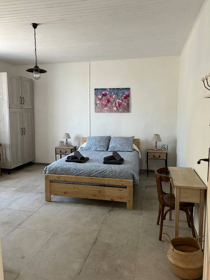 CH # 1 – 1 samostatná posteľ 90 cm x 190 cm a 1 manželská posteľ 140 cm x 200 cm