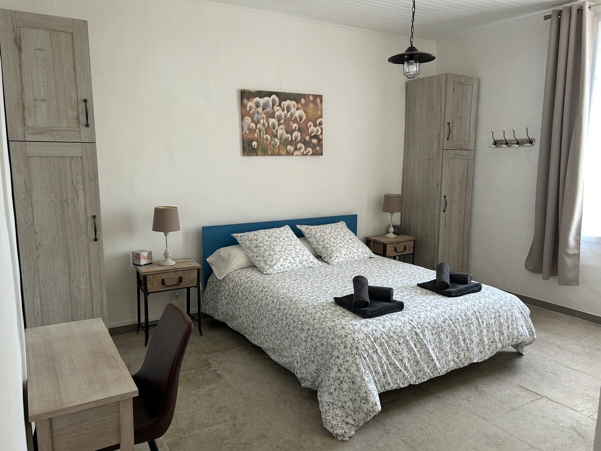 غرفة نوم 1 سرير مزدوج بحجم كوين 160 سم × 200 سم