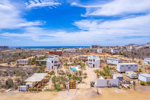 Private property w/ 2 lux houses & pool near surf