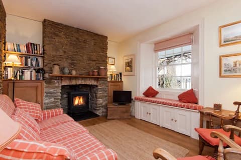 Popular Airbnb listing: Waterfront Cottage on Victoria Quay in Salcombe in Salcombe