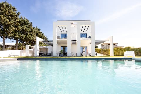 Luxury Villa Private Pool, SPA, Parking, WiFi, A/C