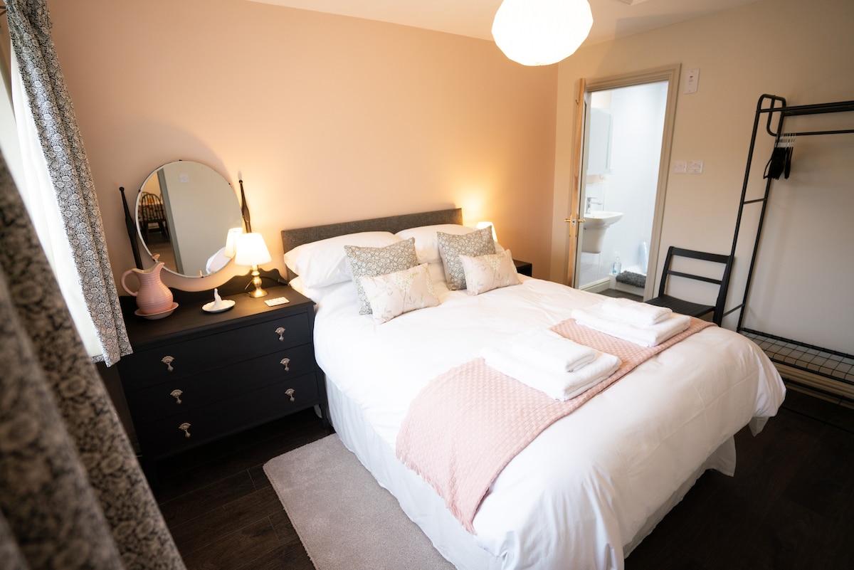 Ეს საძინებელი არის აპარტამენტში და პირველ სართულზე.