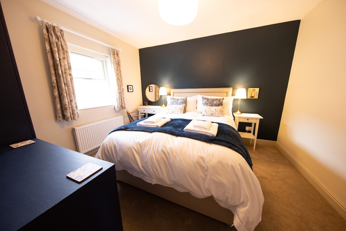 Მთავარ საძინებელში არის დიდი 5-ადგილიანი ორადგილიანი საწოლი.