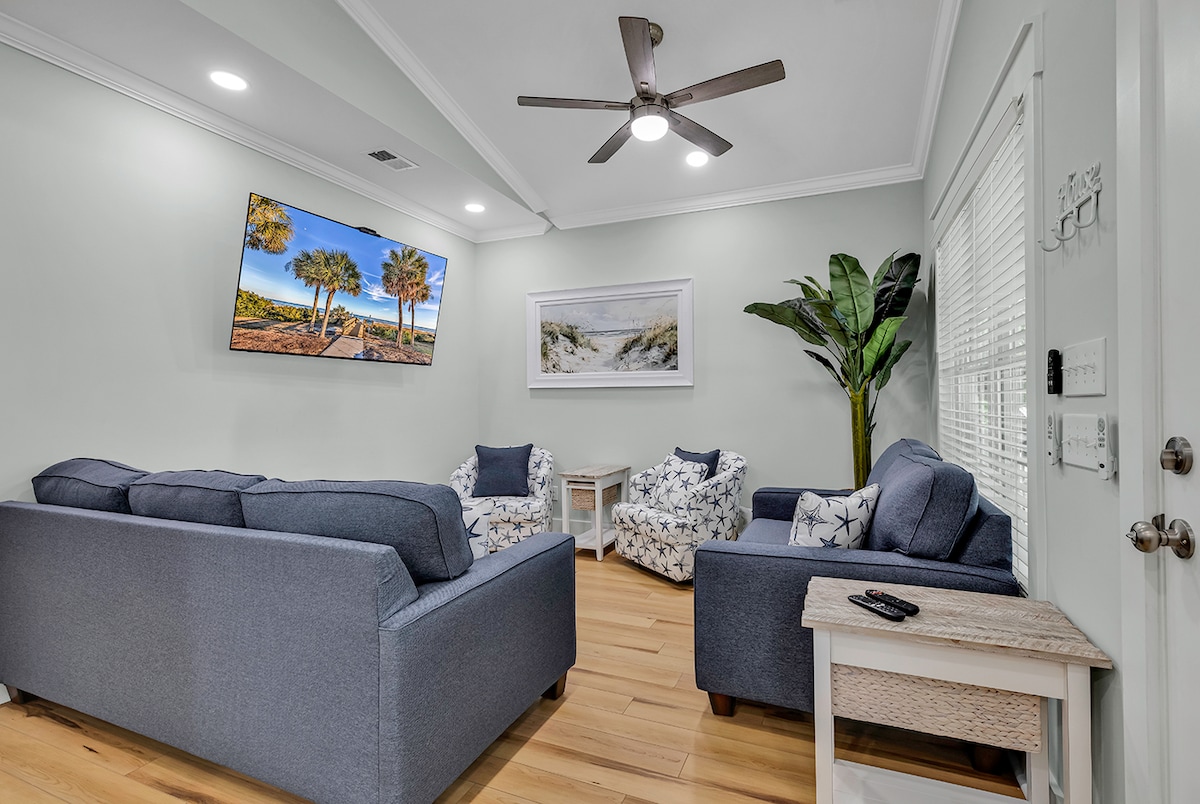 Დაისვენეთ ჩვენს მიმზიდველ მისაღებ ოთახში, სადაც კომფორტი შეესაბამება სტილს