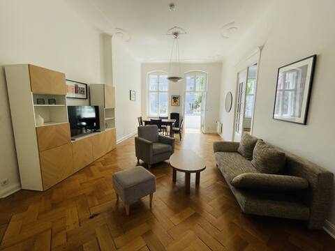 Popular Airbnb listing: Charming +130m2 Flat near Messe and City West in Westend