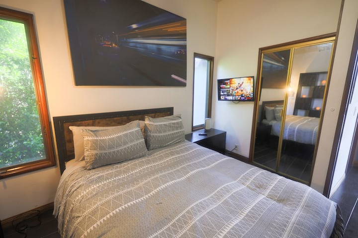 ห้องนอนผู้เข้าพัก 2 - ทีวีเล็กๆสำหรับตัวคุณเองเพื่อให้คุณสามารถดูอะไรก็ได้ที่คุณต้องการในขณะที่หลับสนิท