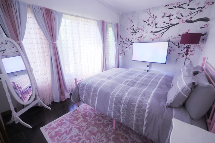 ห้องนอนผู้เข้าพัก 1 - มองเห็นสวนและได้รับแสงที่ดีในตอนเช้า! ไม่ต้องกังวลม่านเป็นสิ่งที่มืดมนหากคุณต้องการนอนในที่พัก! 