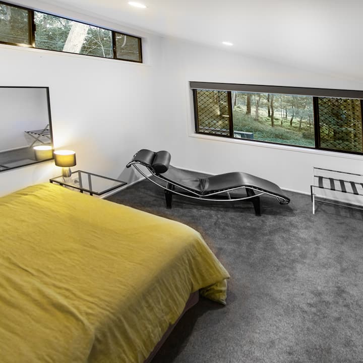 استقر على الكرسي المريح المصمم للتفكير العميق والتفكير، مما يجعله المكان المثالي للاستمتاع بقهوة الصباح أو الغوص في كتاب جيد. مع حمام داخلي ومساحة تخزين واسعة، سيكون لديك كل ما تحتاجه لإقامة مريحة.