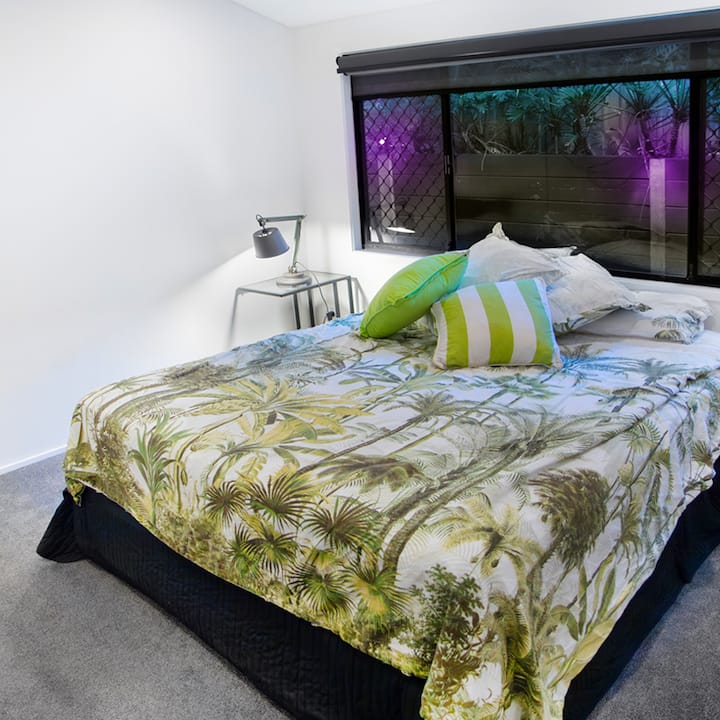 تخلق الأصوات الهادئة للطيور الصباحية أجواء هادئة. تتميز هذه الغرفة المجهزة بشكل جميل بتكييف الهواء لراحتك، مما يضمن ملاذًا منعشًا في أي وقت من السنة.