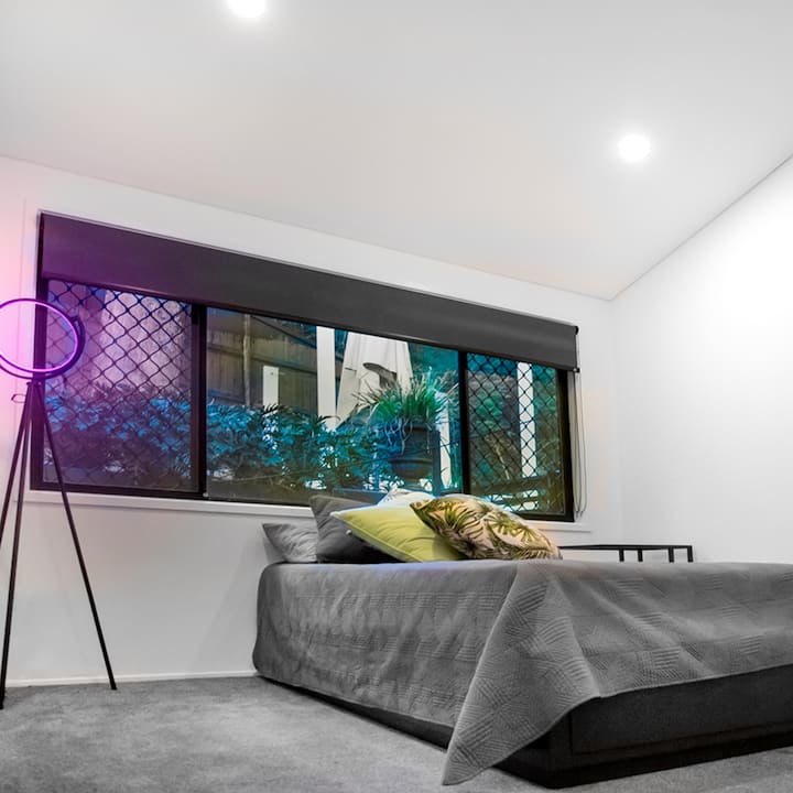 احجز الآن وانغمس في هذا الملاذ الهادئ، حيث تمتزج الطبيعة والراحة بسلاسة!