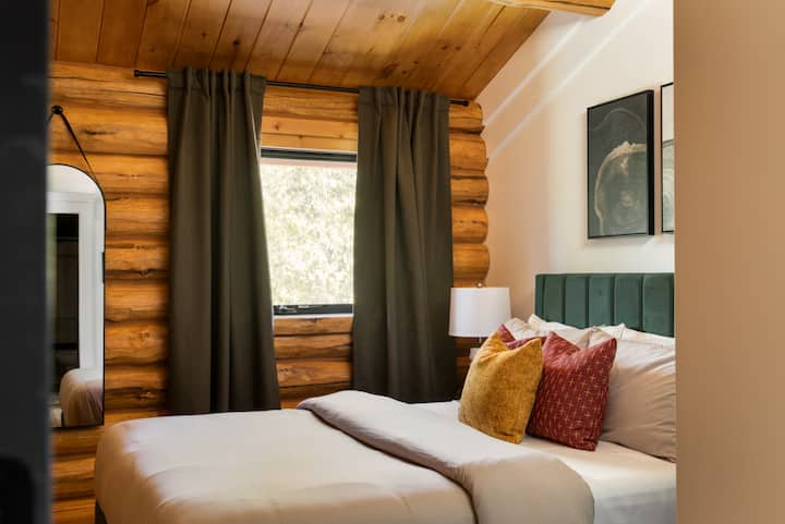 2号卧室位于二楼，配有标准双人床垫遮光窗帘、镜子、衣柜和带USB插入式灯具的灯具