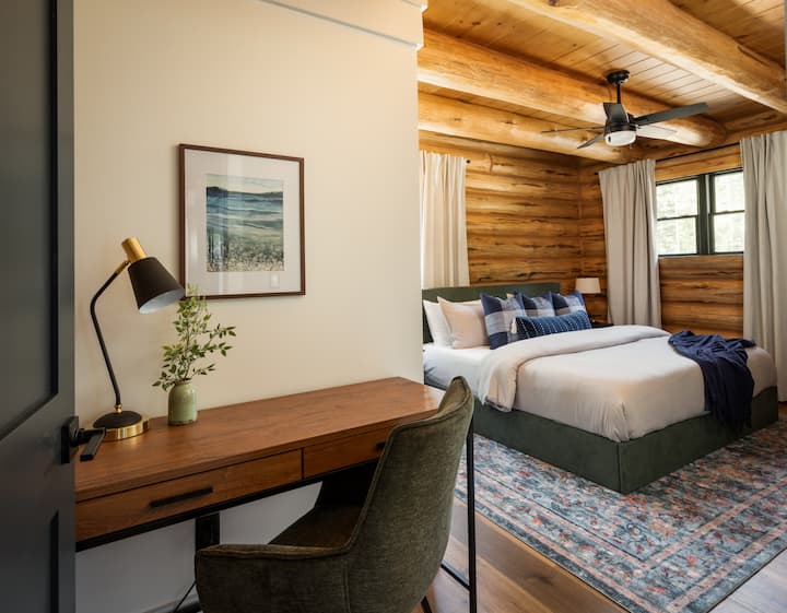 需要在度假期间完成工作？ 别担心！主卧室提供远程工作站供您使用！ 