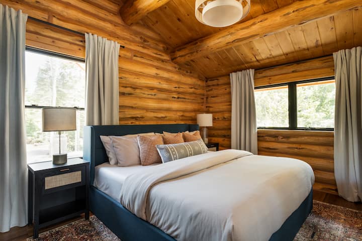 4号卧室位于二楼，配有加大双人床垫、房间遮光窗帘、衣柜、全身镜、长凳和带USB插入式灯具的灯具