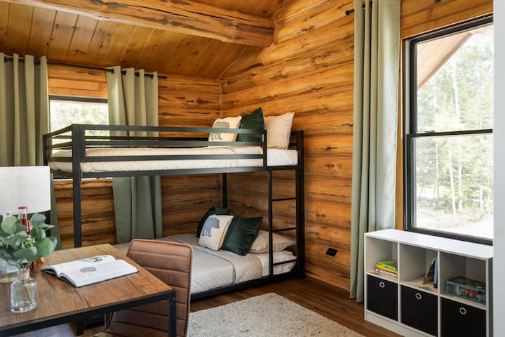 3号卧室位于2楼，配备一张双层床，配备全尺寸床垫。 最多4名儿童（每张双层床2名）或每张双层床1名成人入住。 如果需要，这个房间提供第二个工作空间！ 