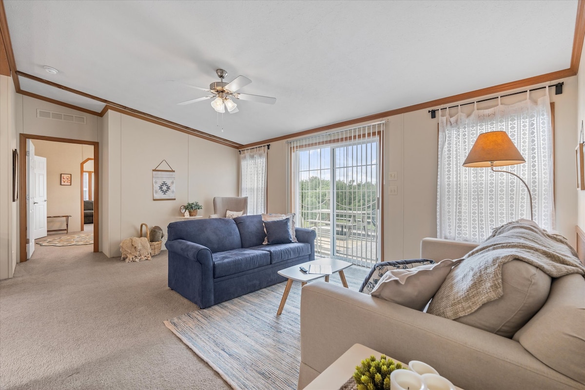 Top Airbnb: Watkins Glen, KING BED, Hot Tub in Burdett