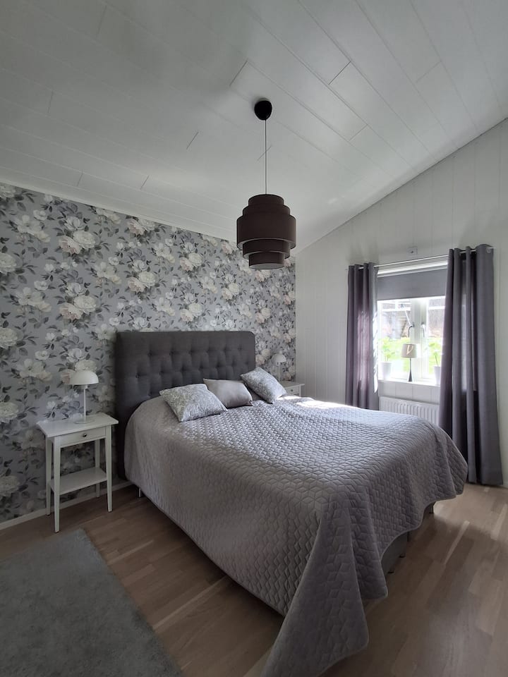 Chumba cha kulala chenye kitanda cha kawaida chenye ukubwa wa sentimita 200x160. Kitanda kina chemchemi ya sanduku pamoja na godoro la godoro. Chumbani pia kuna meza kando ya kitanda, taa za kando ya kitanda na vitanda vilivyoangaziwa ili kuning 'inia na kuweka nguo.