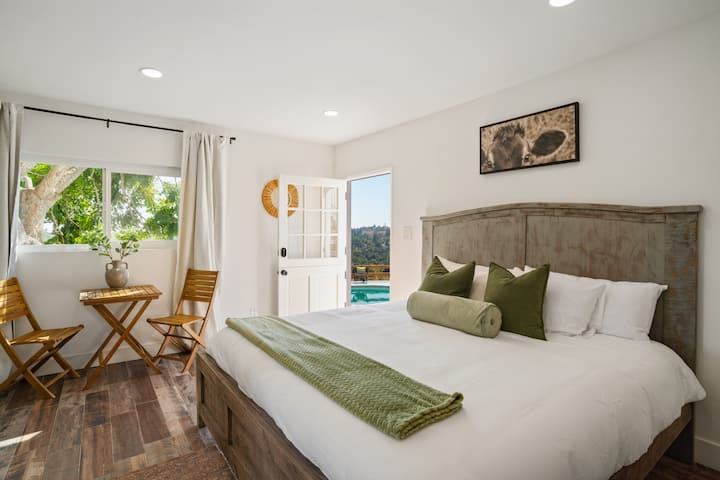 ห้องน้ำในตัวสีเขียวพร้อมสระว่ายน้ำและวิวภูเขาที่สวยงาม - เตียงคิงไซส์พร้อมที่นอนบนหมอนฝักบัวอาบน้ำแบบกระจกและตู้เย็นขนาดเล็กของตัวเอง! คุณมีพื้นที่ของคุณเองเพื่อผ่อนคลายด้วยทางเข้าของคุณเองแยกจากพื้นที่นั่งเล่นหลัก (ชั้นล่าง)