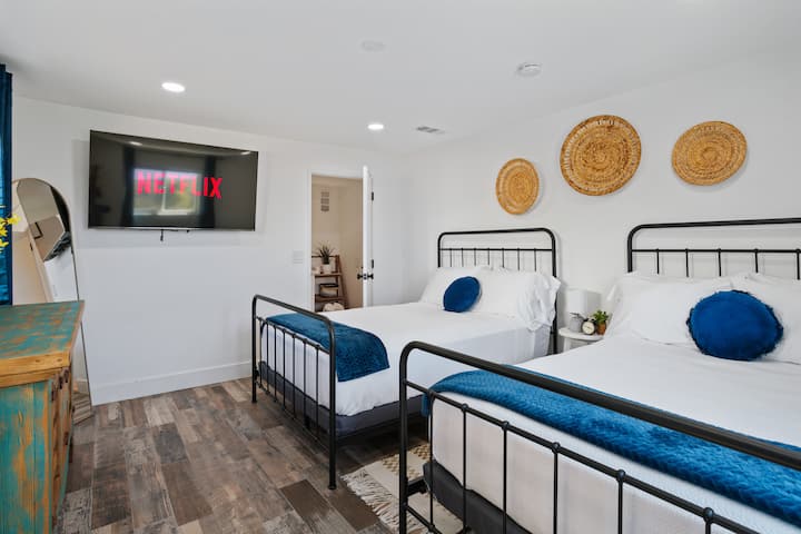 ห้องน้ำในตัวในห้องสีฟ้าเตียงใหญ่ 2 เตียง/ฟูกนอนบนหมอนห้องน้ำในตัวพร้อมอ่างอาบน้ำ ประตูนำคุณไปสู่วิวภูเขาที่สวยงาม! มีทางเข้าของตัวเอง - ทางเข้าแยกจากบ้าน (ชั้นล่าง)