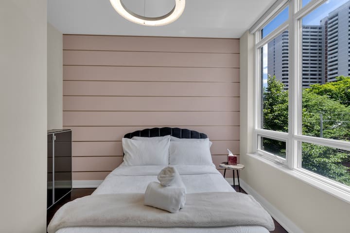 Luxe 3BR – 1560 sq.ft. CN Tower View, Safe, Bidet. gallery image 2