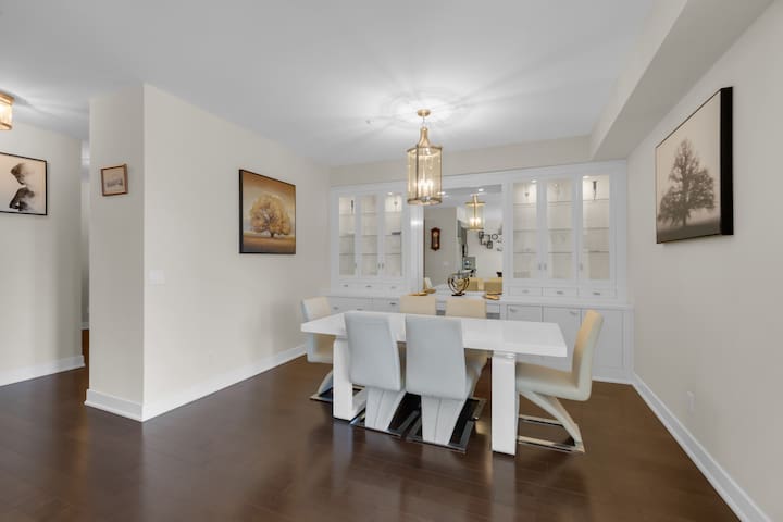 Luxe 3BR – 1560 sq.ft. CN Tower View, Safe, Bidet. gallery image 4