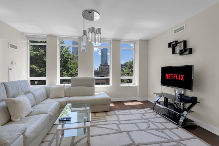 Luxe 3BR – 1560 sq.ft. CN Tower View, Safe, Bidet. gallery image 3