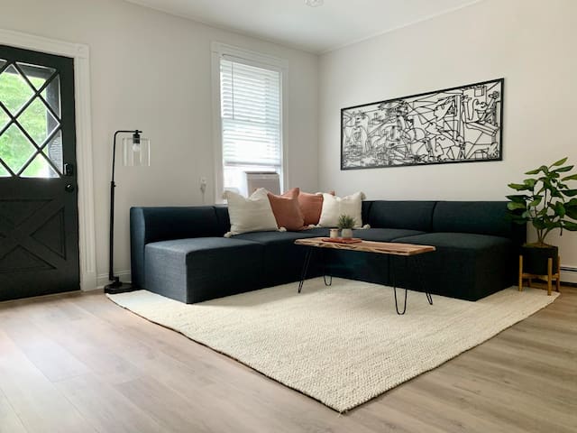 Cozy Cambridge 2bed 2bath w/ Patio & Parking Pass gallery image 2