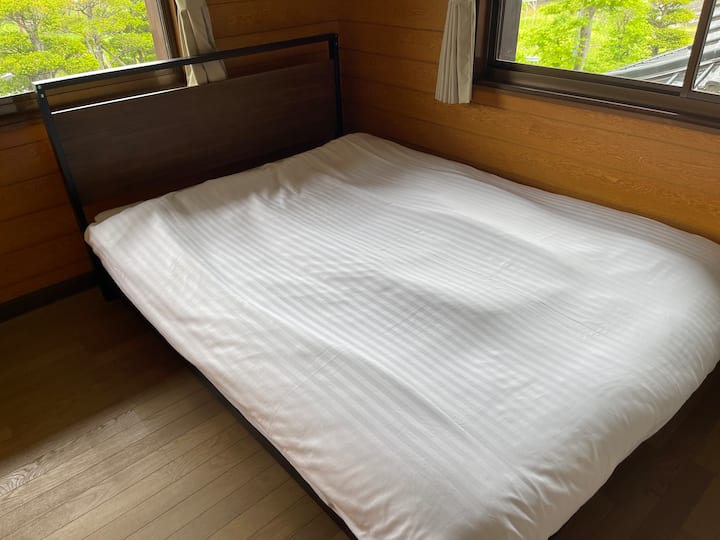 Това е спалня с двойно легло на 2F