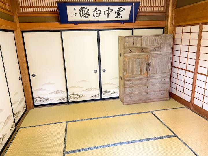 
Стаята в японски стил може да се използва и като спалня.Традиционната японска атмосфера успокоява ума и осигурява комфортна среда за спане.