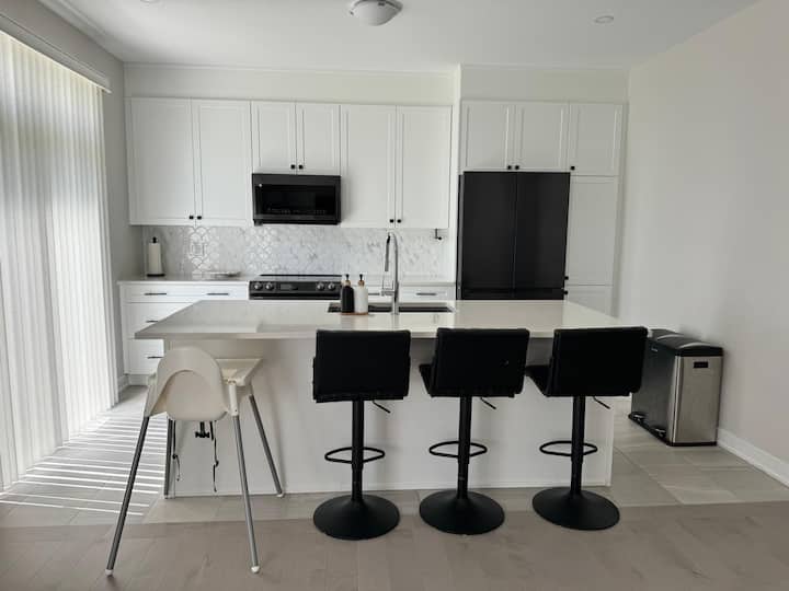 New, Modern, Cozy 3 Bdr Home + Free Parking - Ottawa